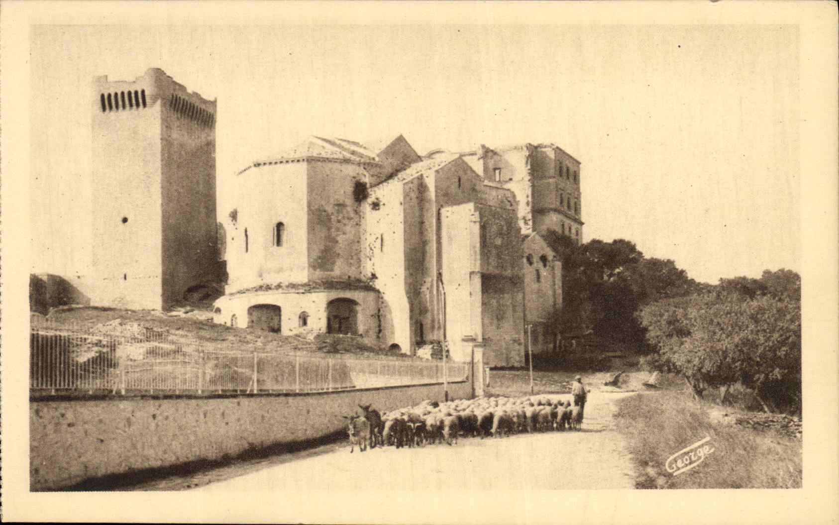 CPA Arles Environs d'Arles Montmajour Abbaye XII siecle a gauche Tour de defense XIV siecle Berger M
