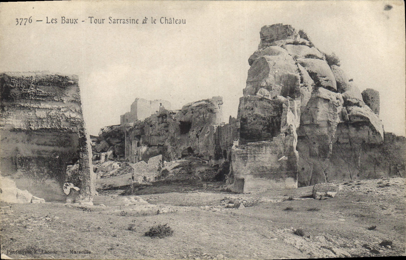 CPA Les Baux Tour Sarrasine et le Chateau
