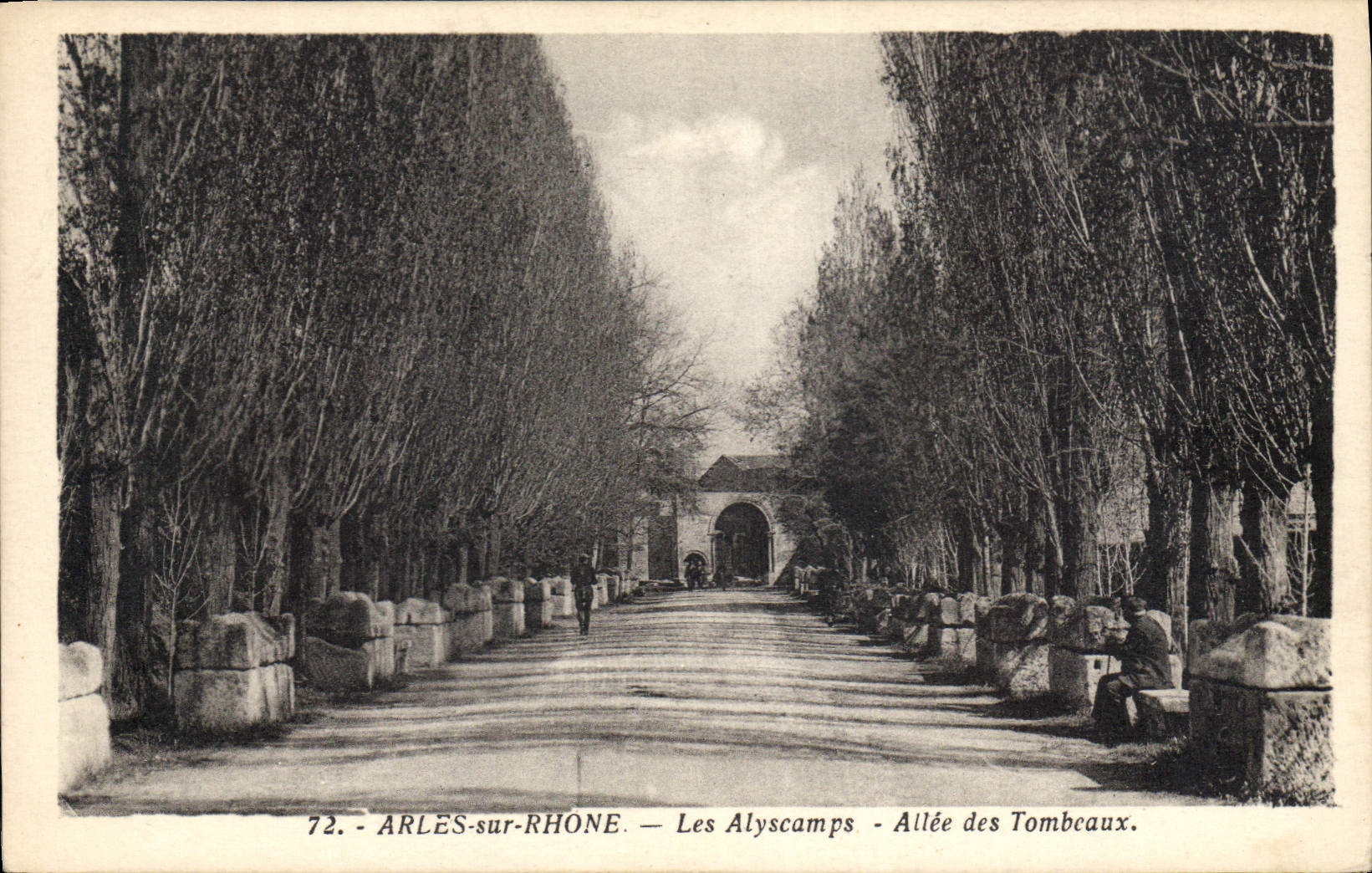 CPA Arles sur Rhone Les Alyscamps Allee des Tombeaux 