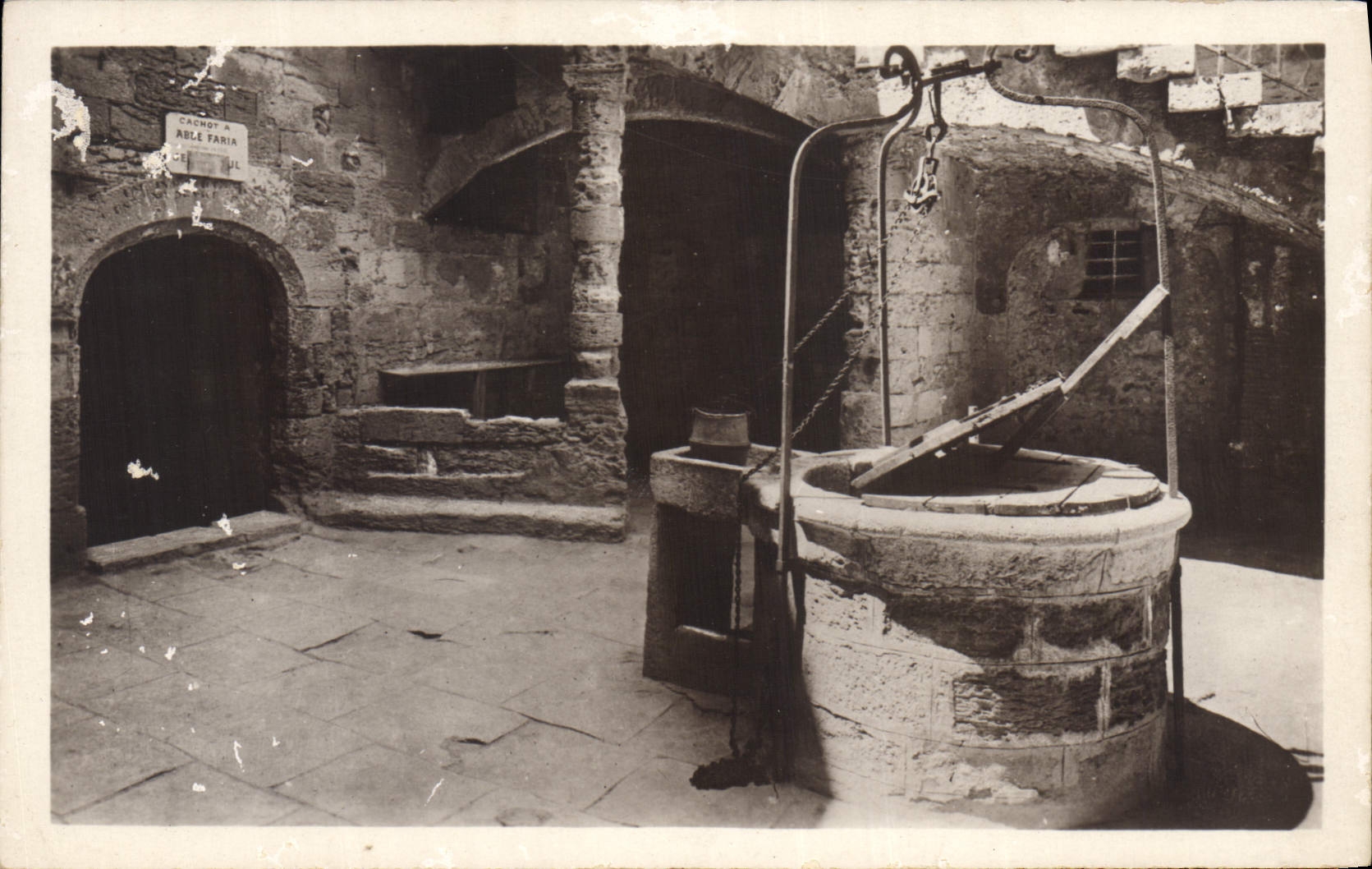 CPA Marseille Chateau d'If la cour interieure du Donjon historique le Puits et l'entree du Cachot de