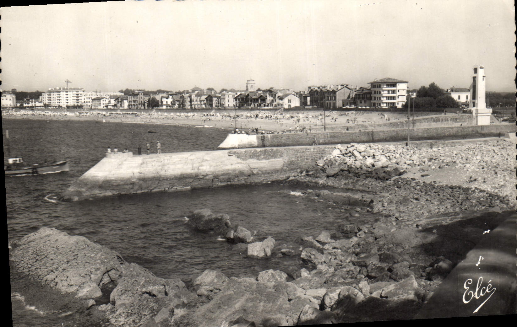CPA Saint Jean de Luz Basses Pyrenees L'Entree di Port au fond la Plage 