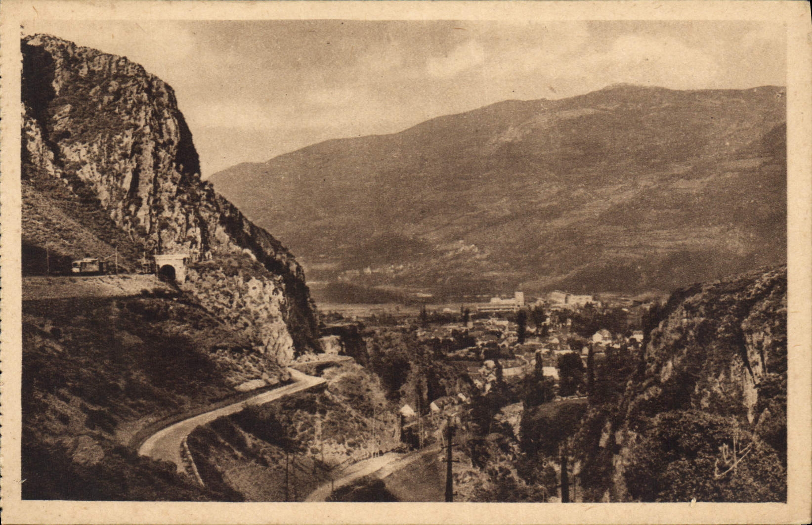 CPA Pierrefitte Vue generale Route de Cauterets et Tunnel 