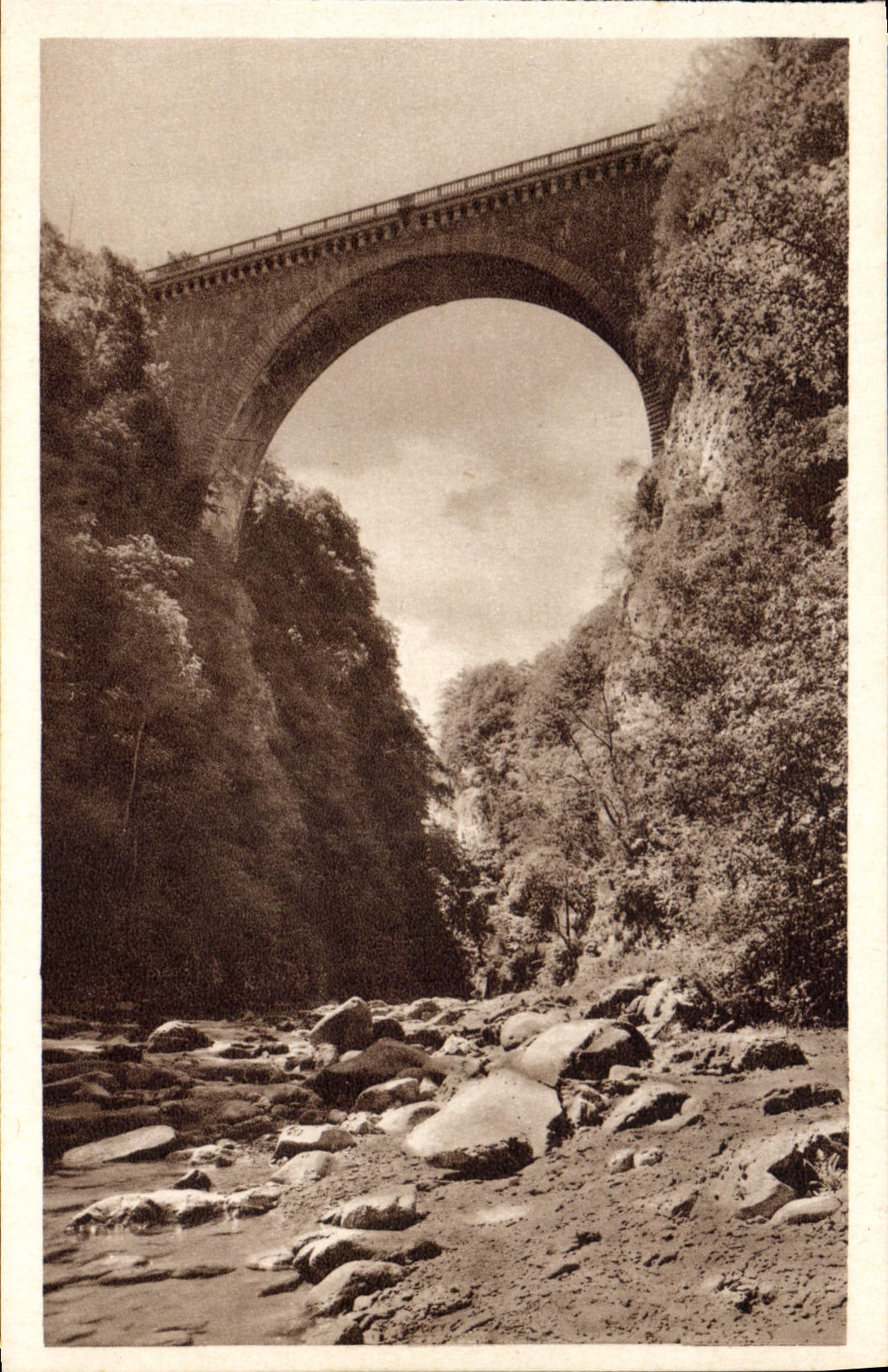 CPA Saint Sauveur Le Pont Napoleon 