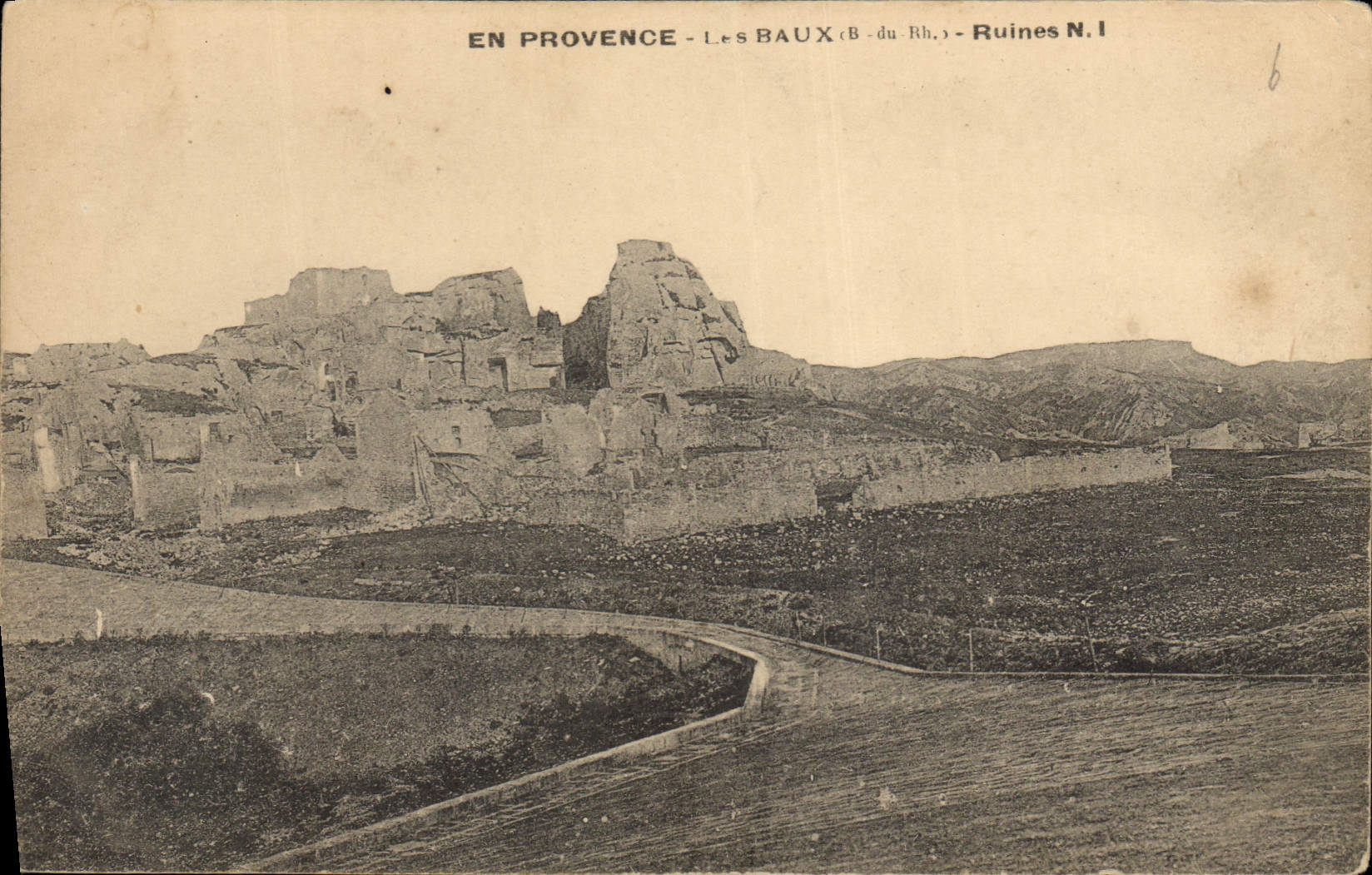 CPA En Provence Les Baux B du Rh Ruines 