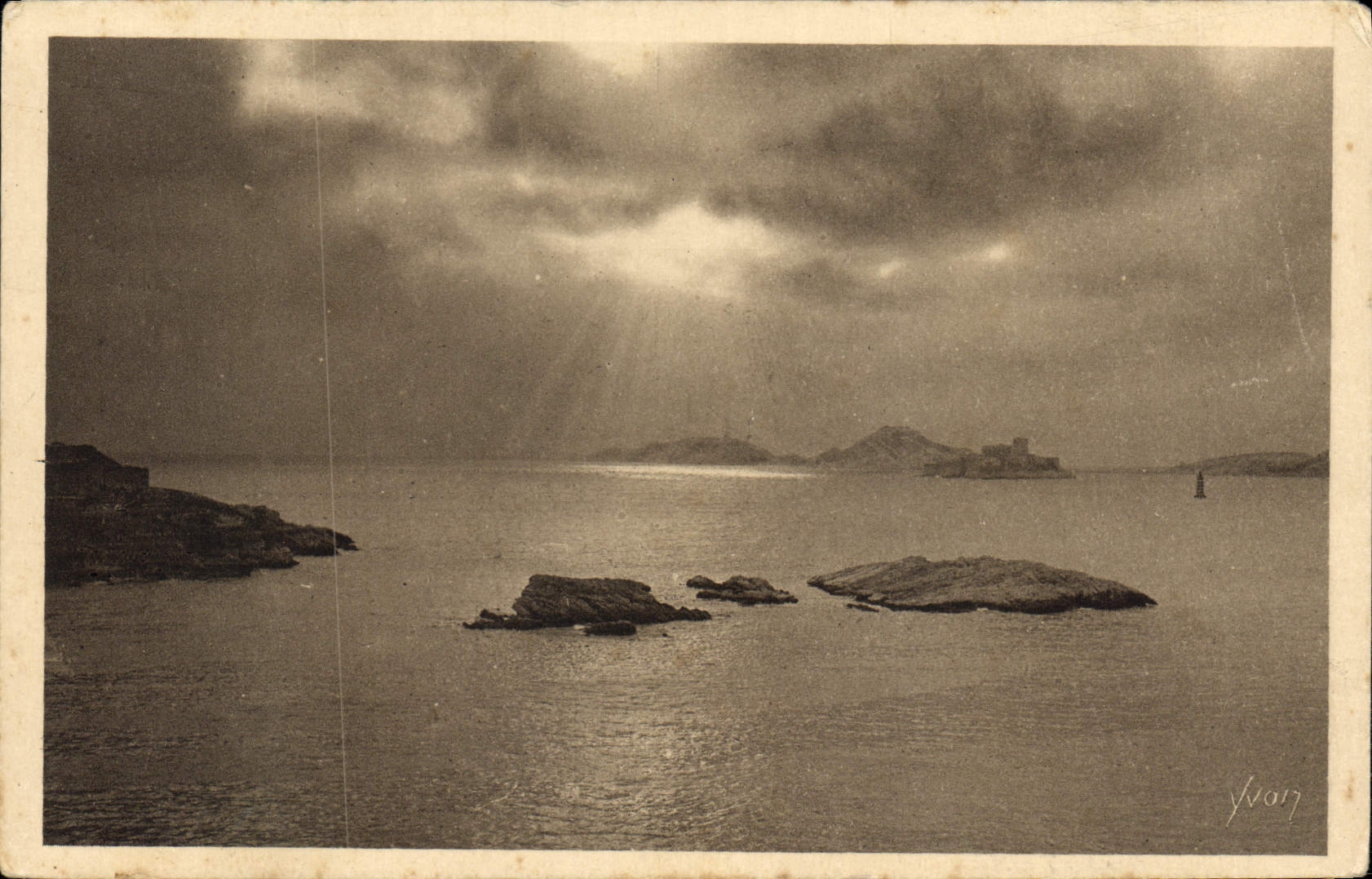 CPA La Douce France Marseille Bouches du Rhone Coucher de Soleil sur les Iles du Frioul