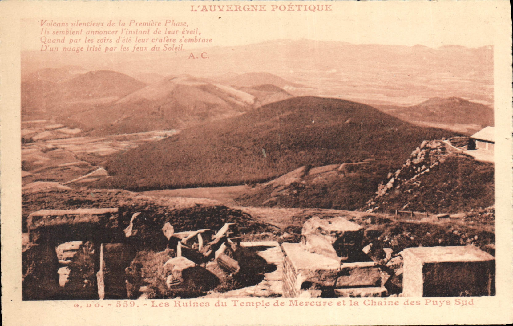CPA L'Auvergne Poetique Les Ruines du Temple de Mercure et la Chaine des Puys Sud