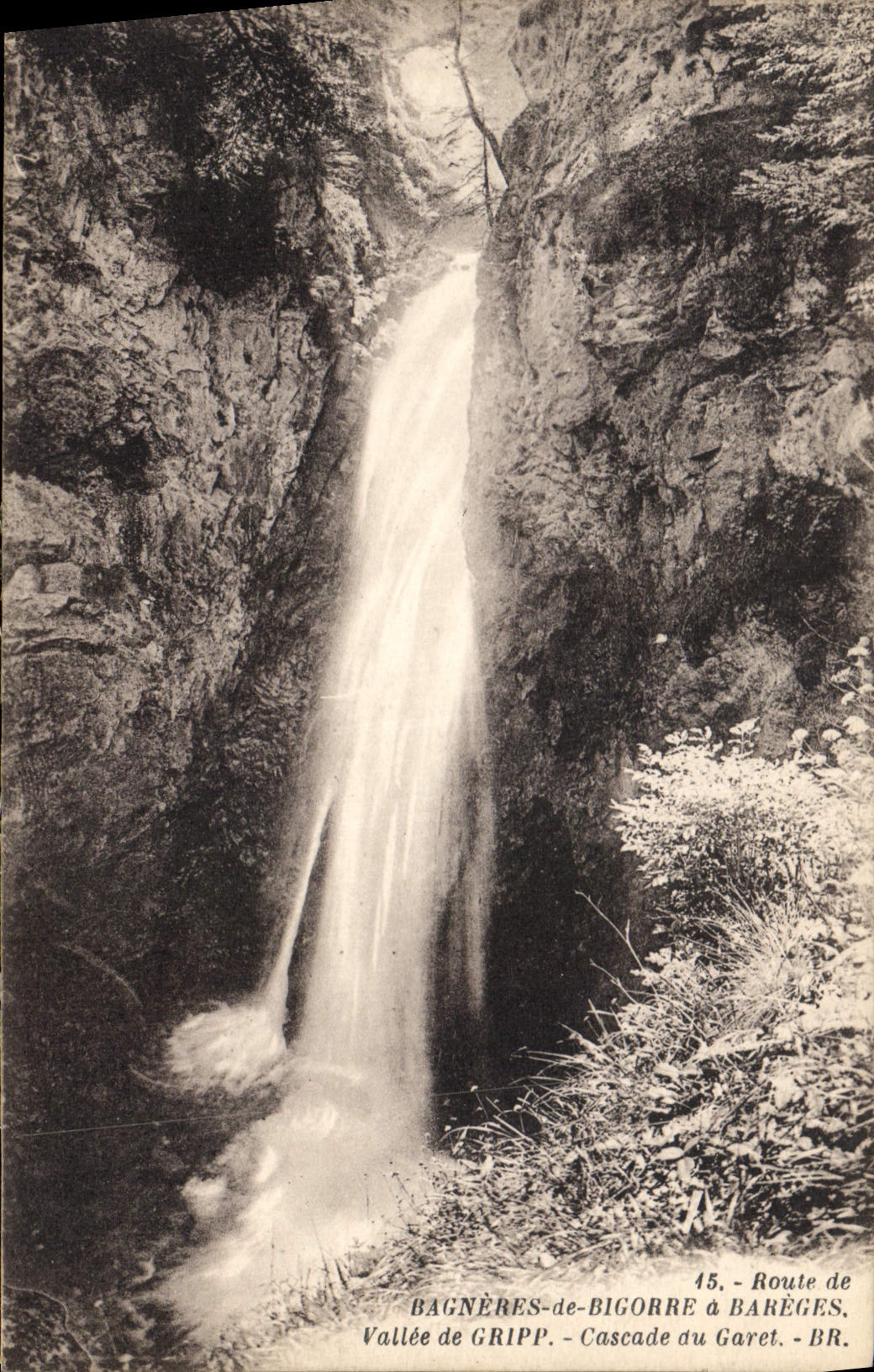 CPA Route de Bagneres de Bigorre a Bareges Vallee de Gripp Cascade du Garet