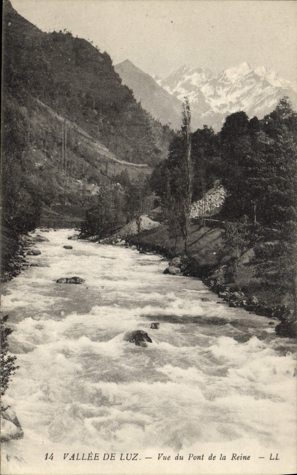 CPA Vallee de Luz vue du Pont de la Reine 