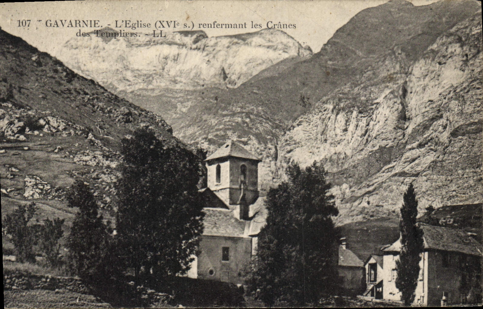 CPA Gavarnie l'eglise XVI renfermant les Granes des Templiers 