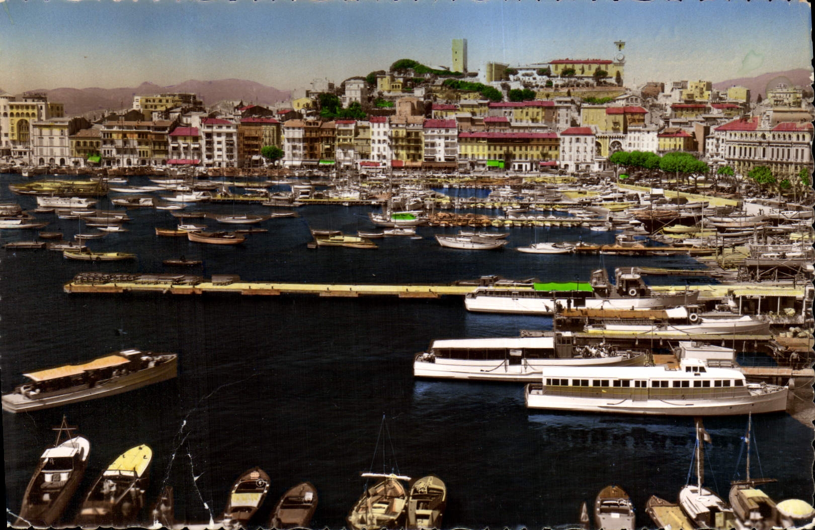 CPA La Cote d'Azur Cannes Le Port et le Suquet vus du Casino municipal 