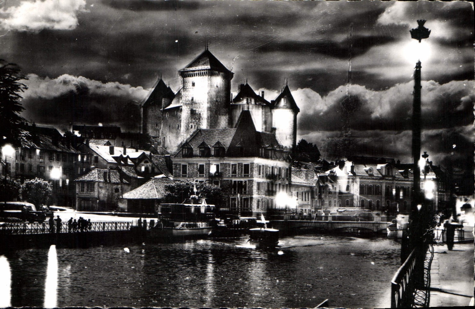 CPA Annecy la nuit le Port et le Chateau illumine