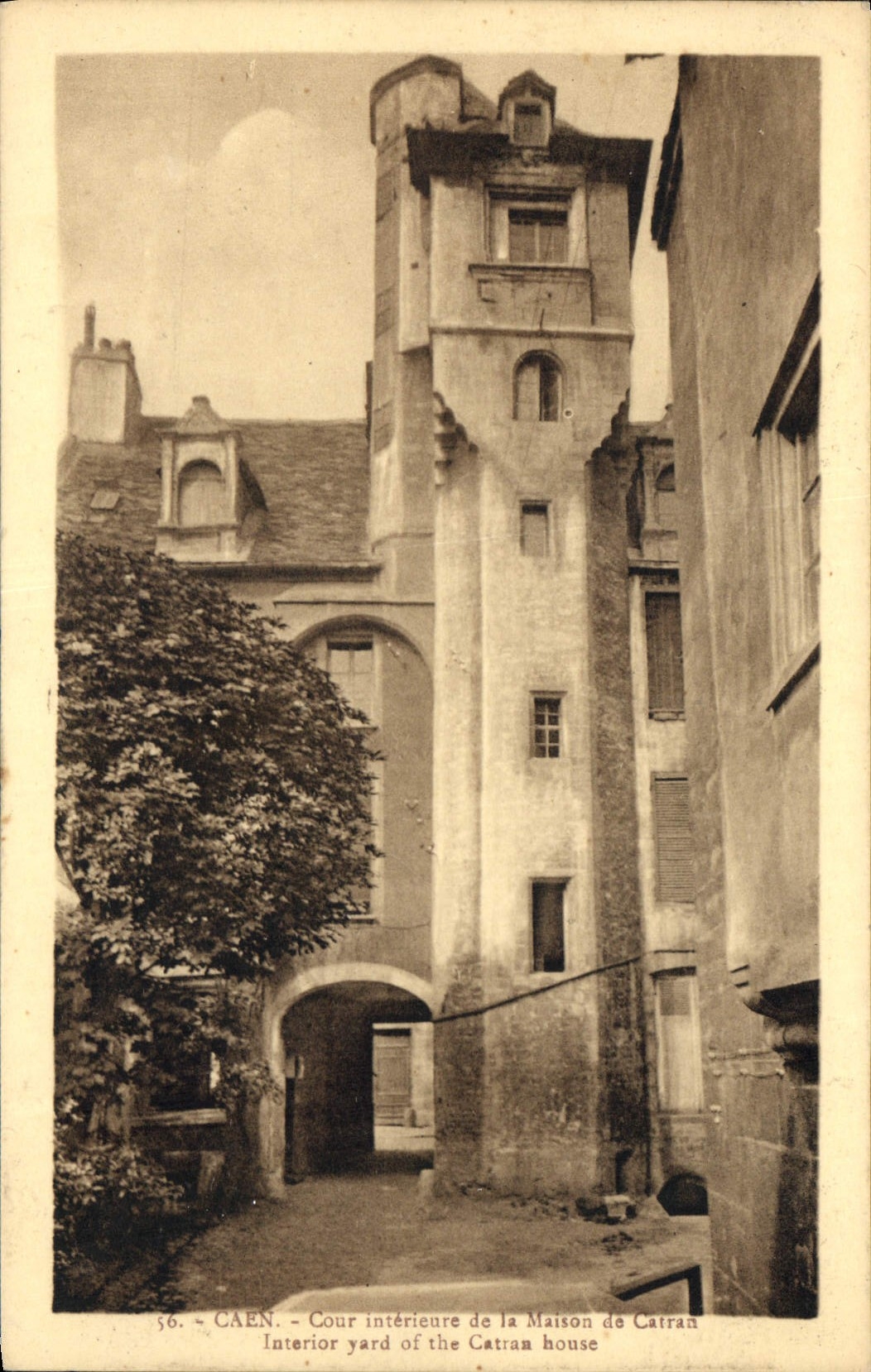 CPA Caen Cour interieure de la Maison de Catran