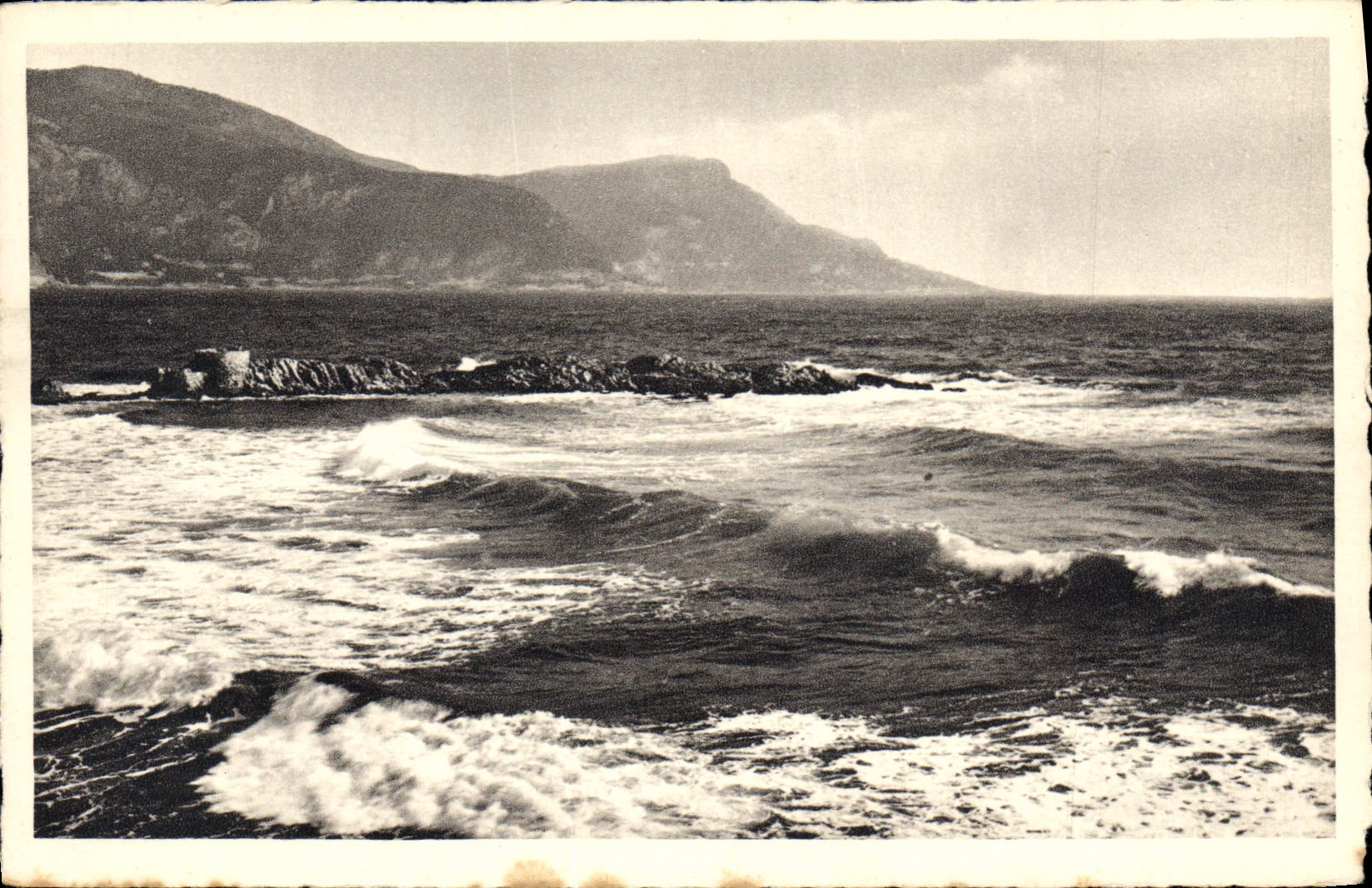 CPA La Baie de Beaulieu et la Tete de Chien 
