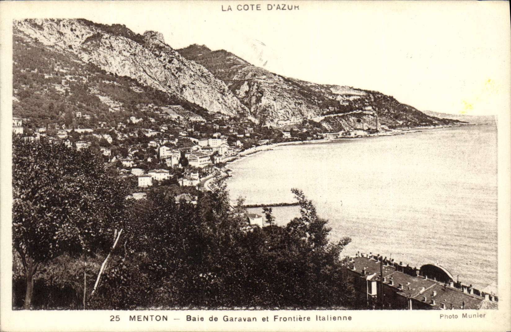 CPA La Cote d'Azur Menton Baie de Garavan et Frontiere Italienne
