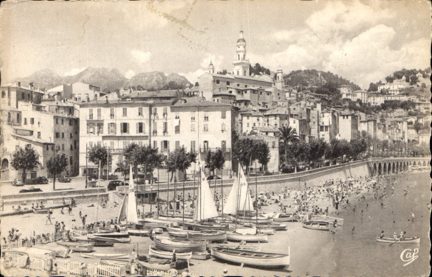 CPA Menton la vieille Ville et la Plage des Sablettes Bateaux