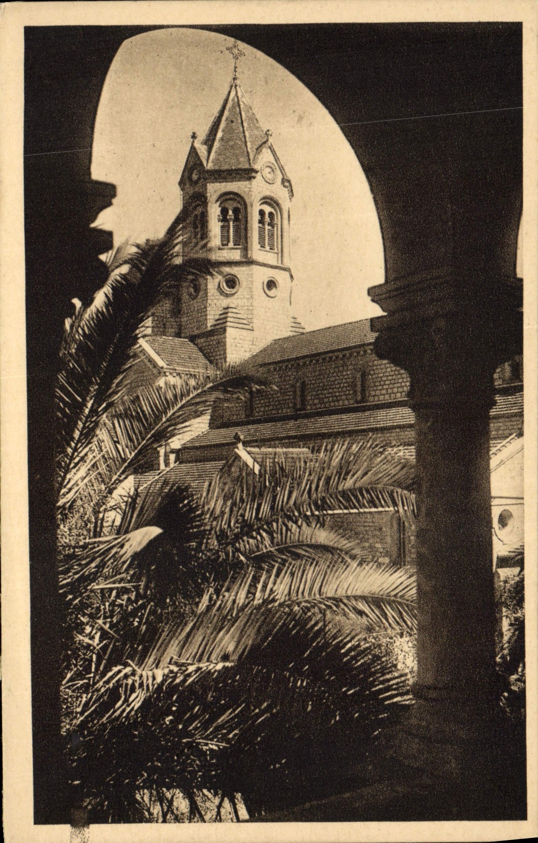 CPA Abbaye de N D de Lerins ne Saint Honorat l'eglise Abbatiale vue du Noviciat 