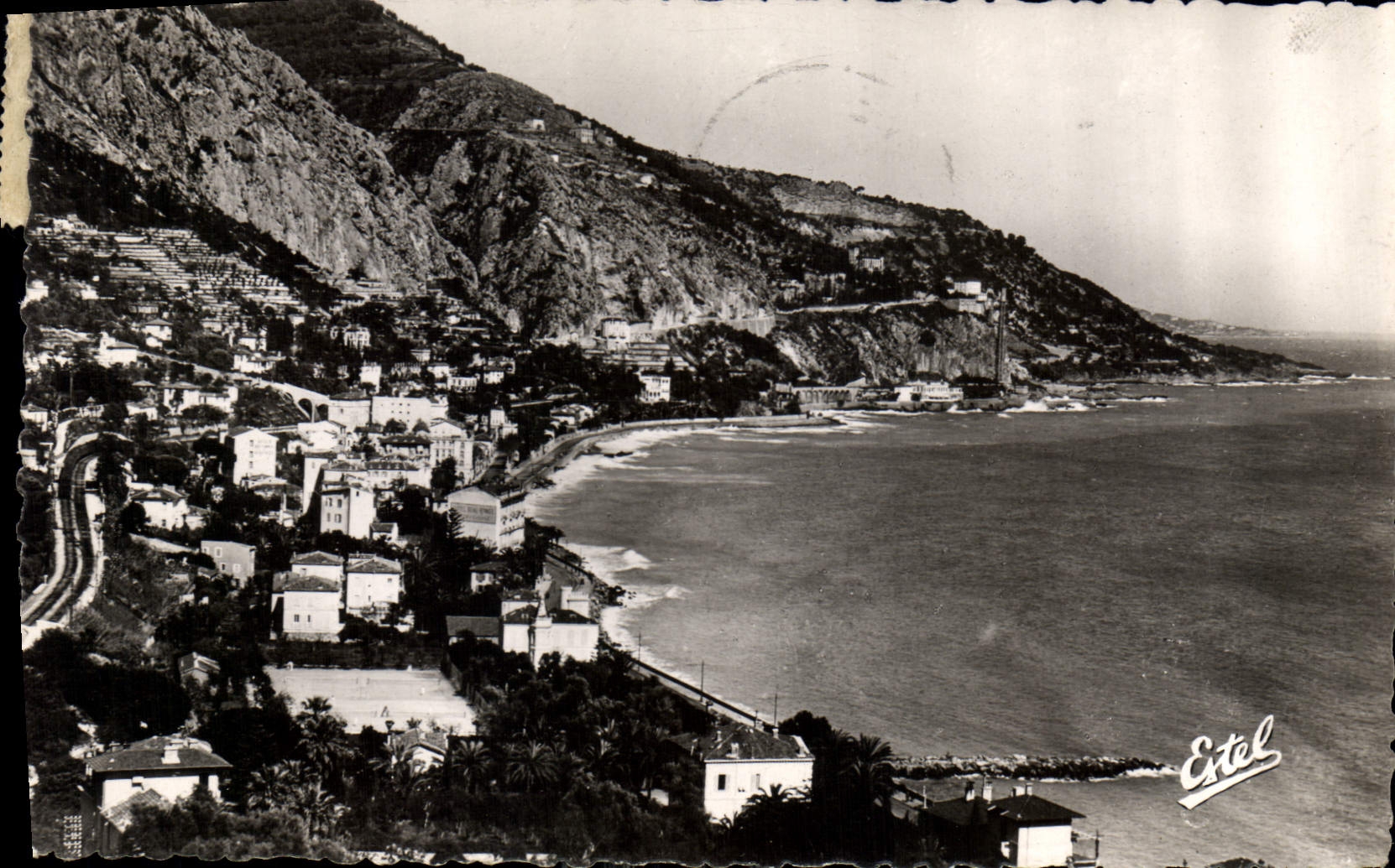 CPA Menton vue sur la Baie de Garavan et la Frontiere Italienne