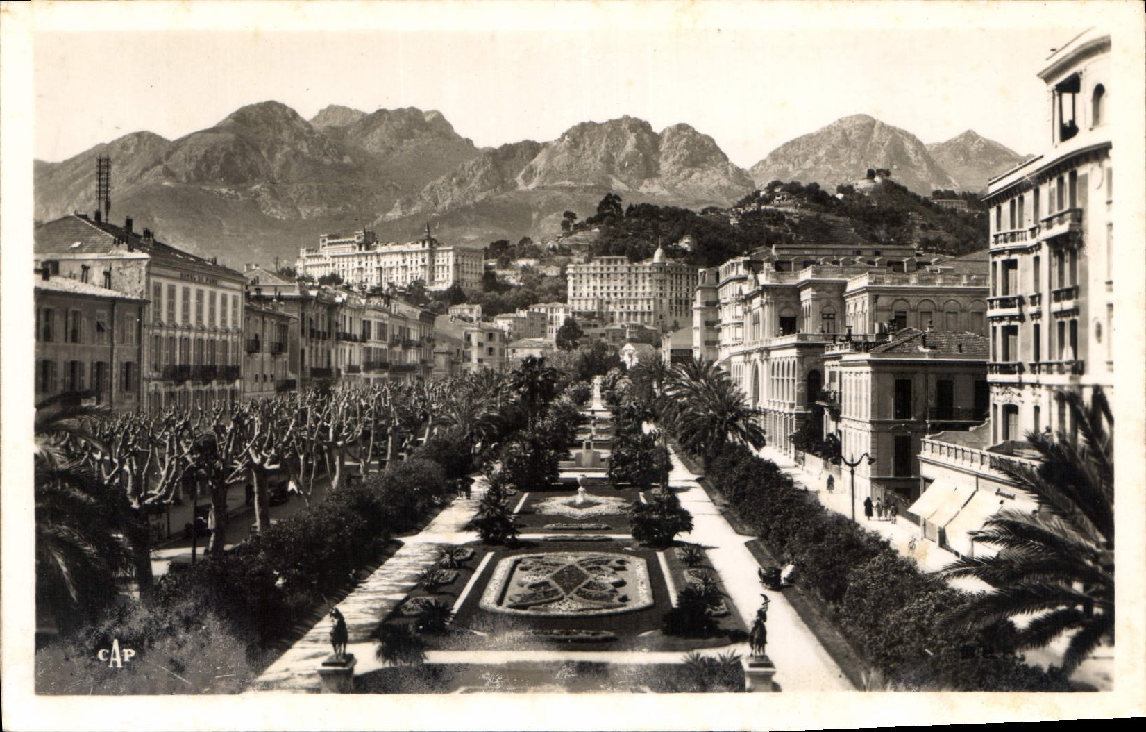 CPA Menton le Jardin Public et les Hotels 