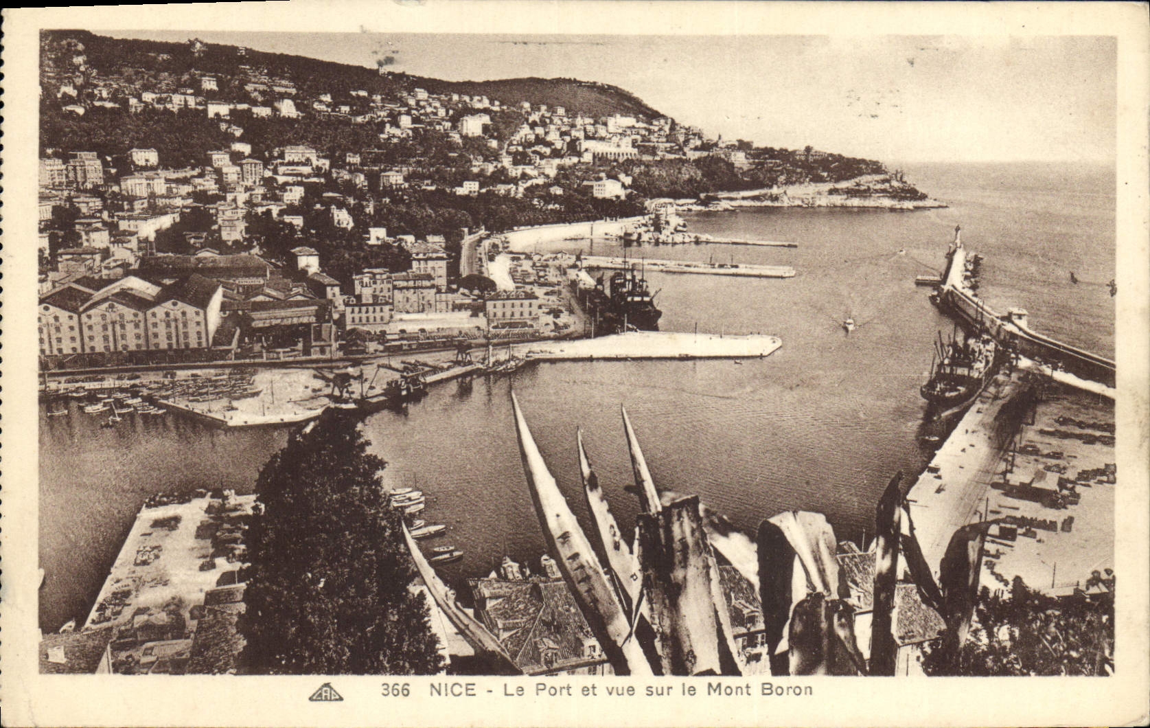 CPA Nice le Port et vue sur le Mont Boron