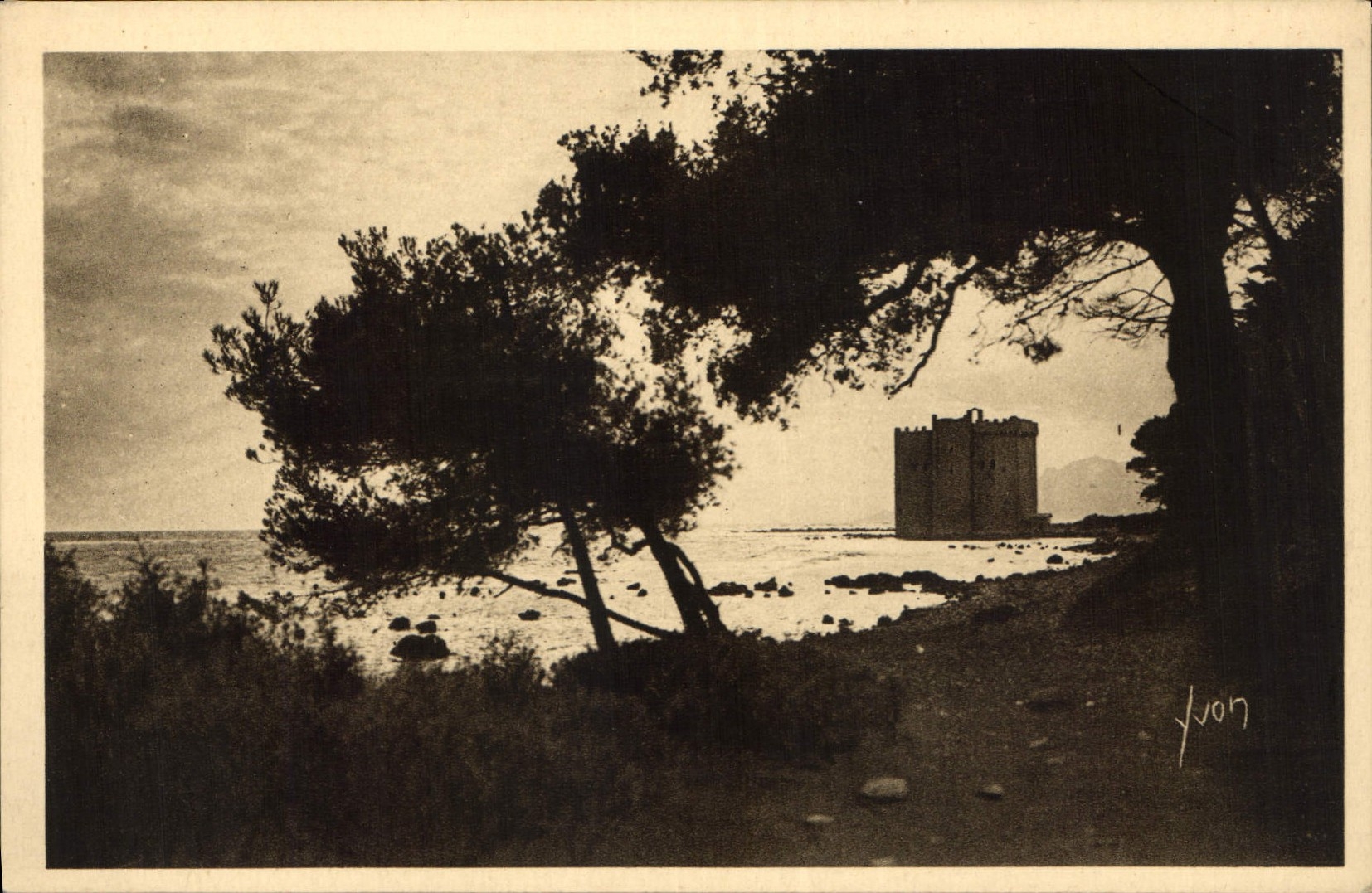 CPA Cannes Alpes Maritimes l'ile St Honorat le Vieux Chateau