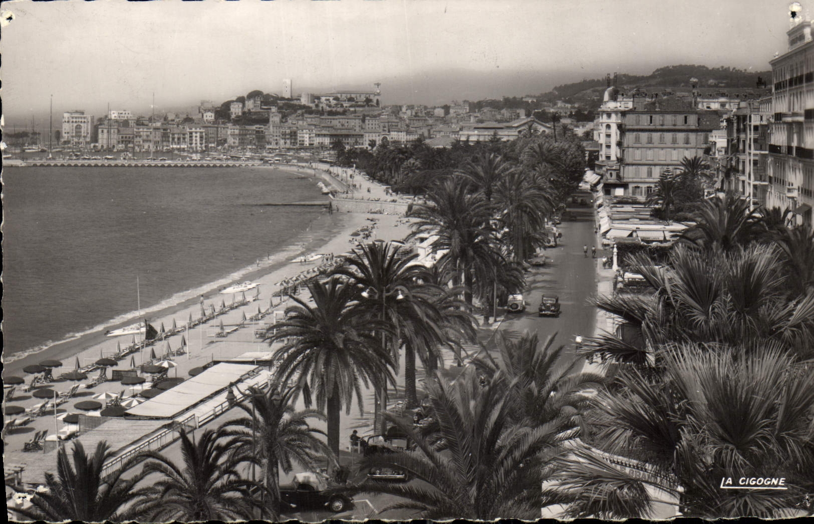 CPA Cannes Alpes Maritimes Vue prise de la Croisette et le Suquet