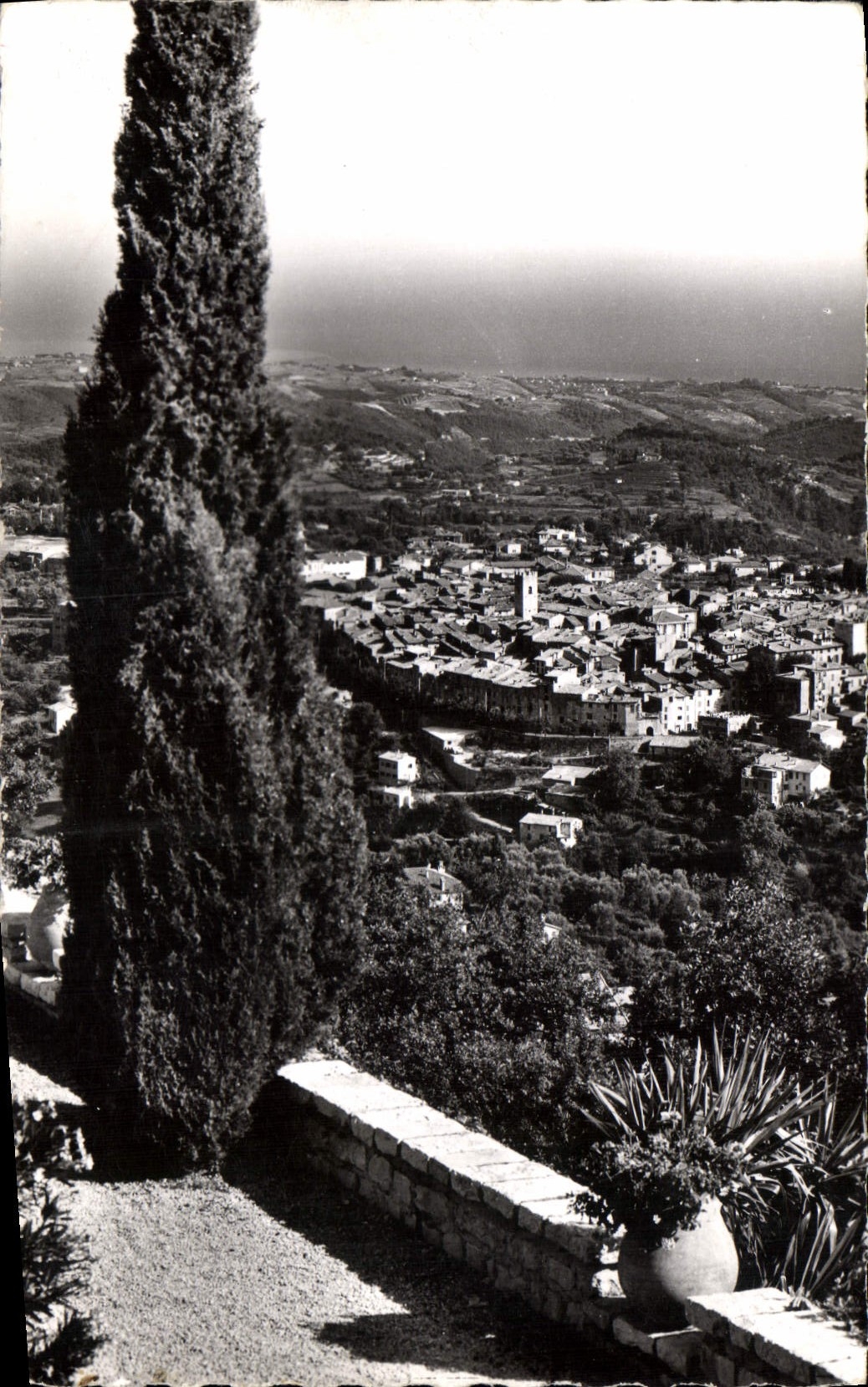 CPA Vence la Jolie Vue generale Au fond la Mediterranee