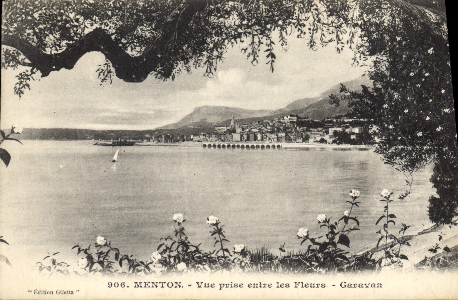 CPA Menton Vue prise entre les Fleurs Garavan 