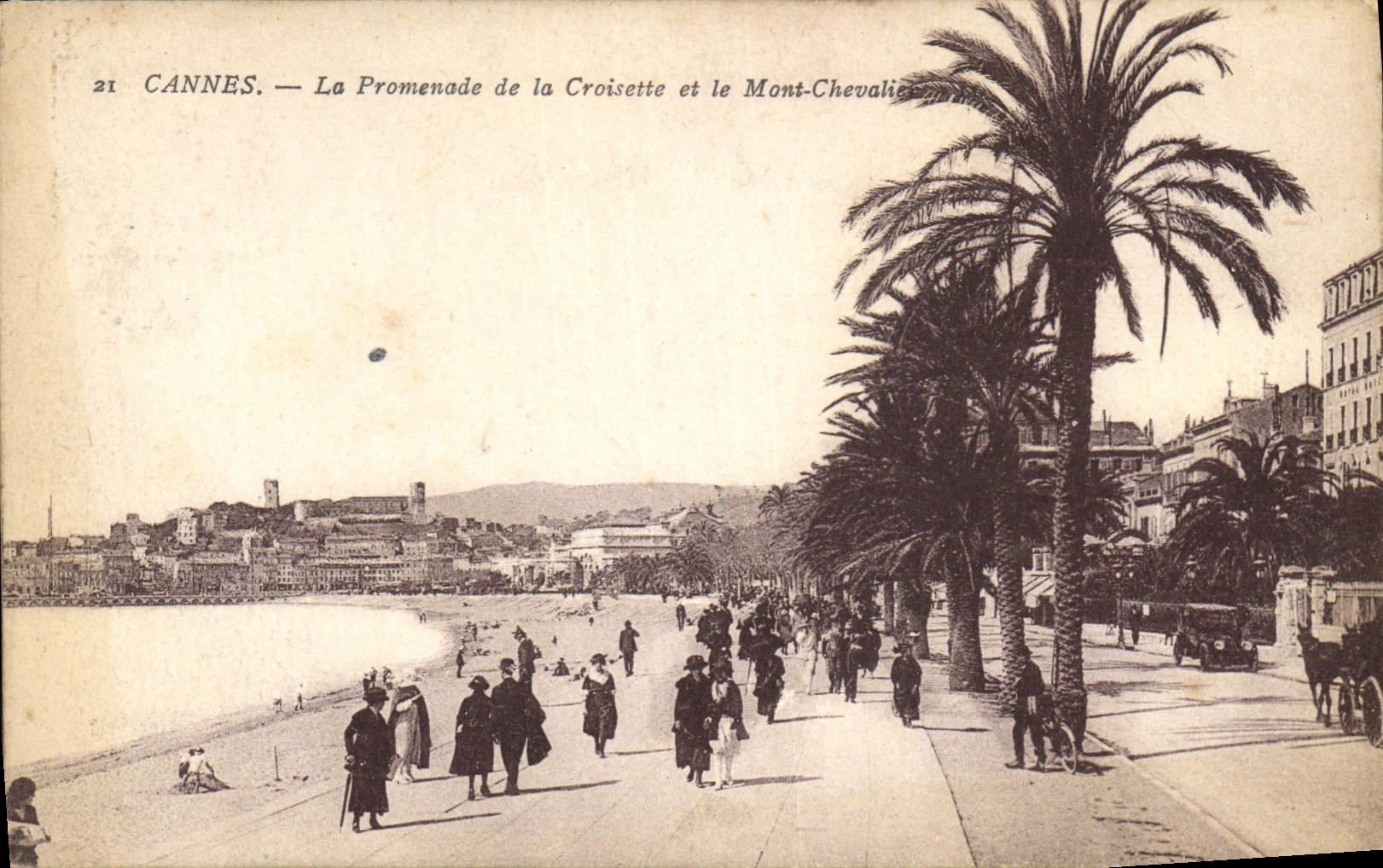 CPA Cannes La Promenade de la Croisette et le Mont Chevalier