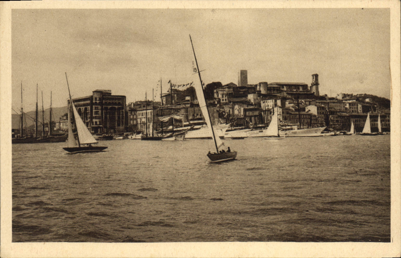 CPA Cannes le Suquet les Regates Bateaux