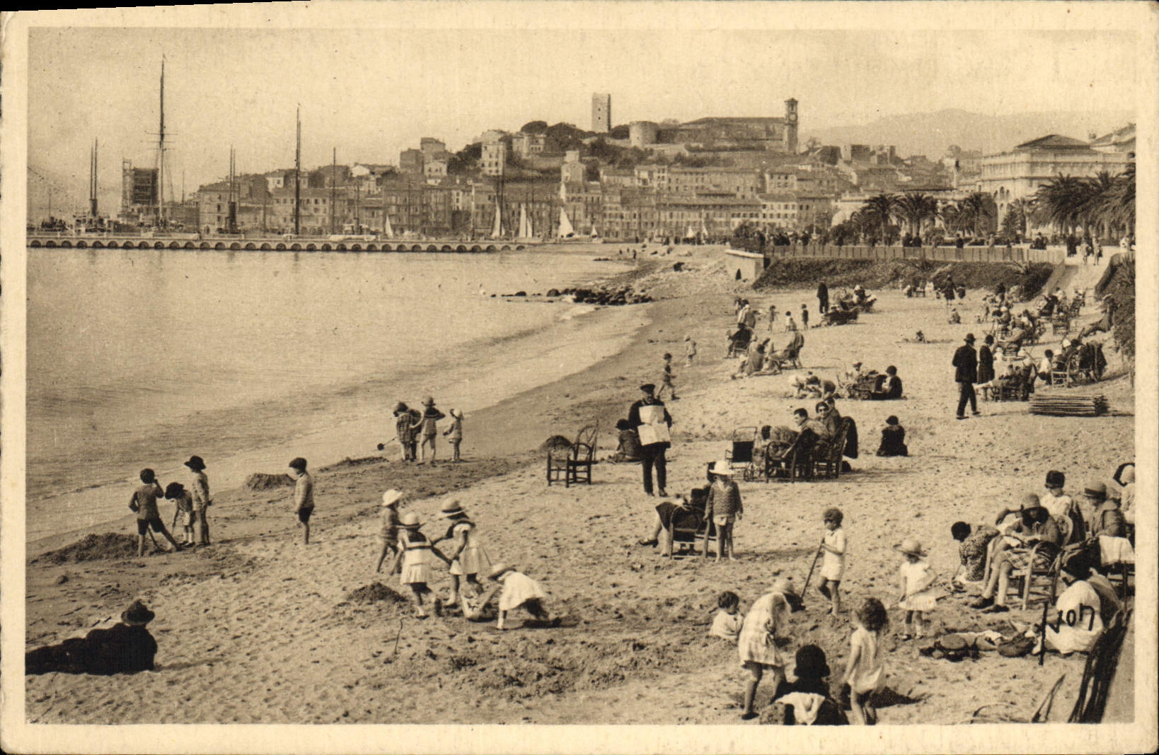 CPA La Douce France Cote d'Azur Cannes Alpes Maritimes La Plage et le Mont Chevalier
