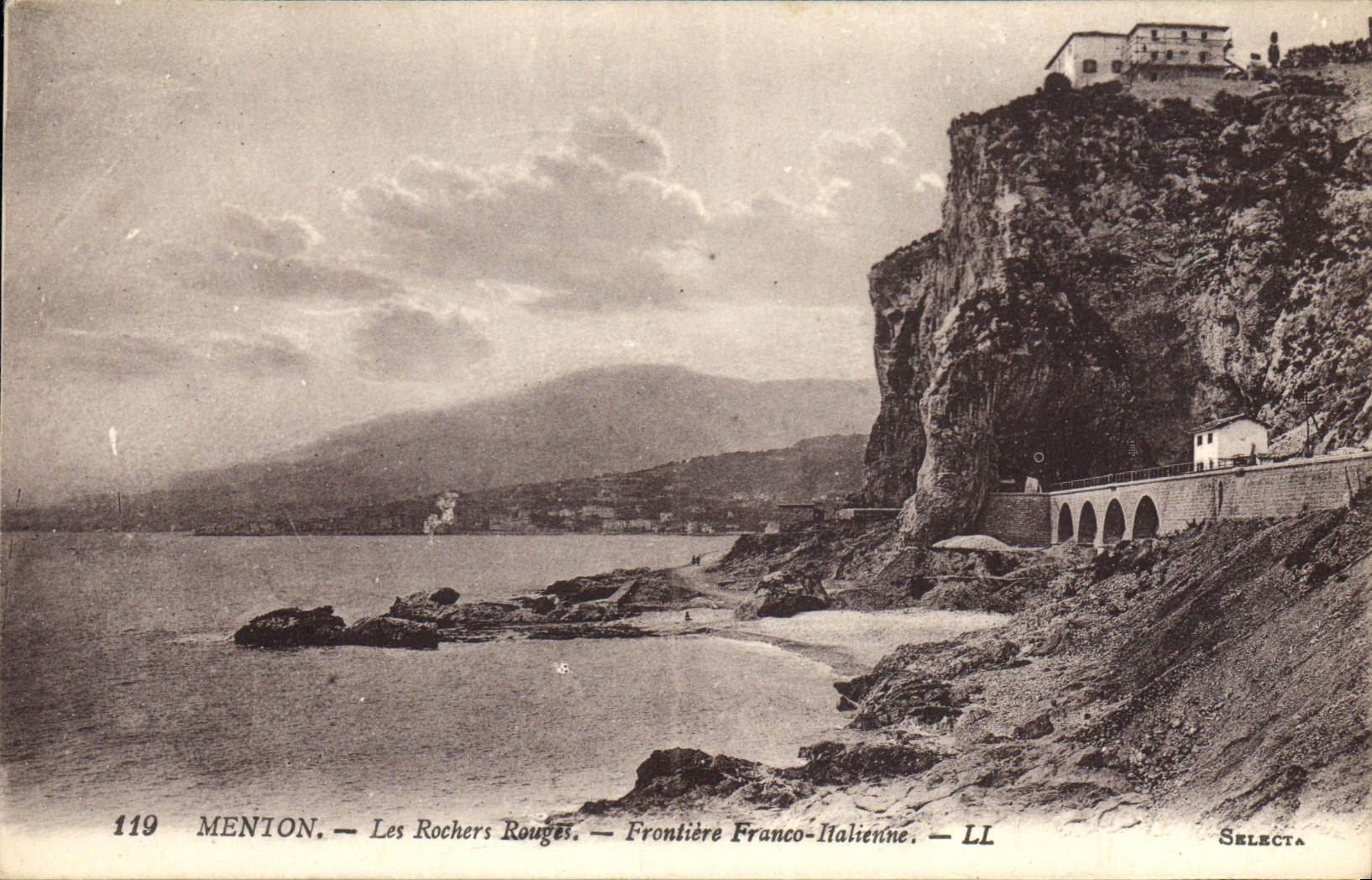 CPA Menton Les Rochers rouges Frontiere Franco italienne