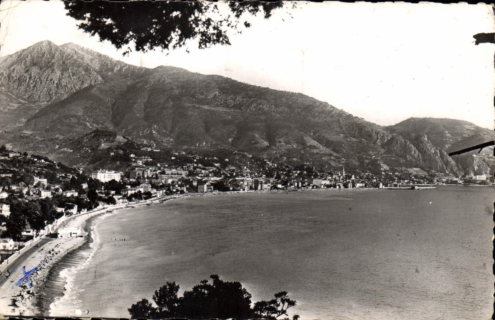 CPA Menton A M Vue generale et la Plage 