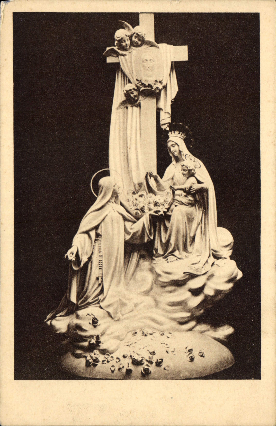 CPA La Chapelle des Carmelites de Lisieux Groupe sculpte dominant le Maitre Autel 