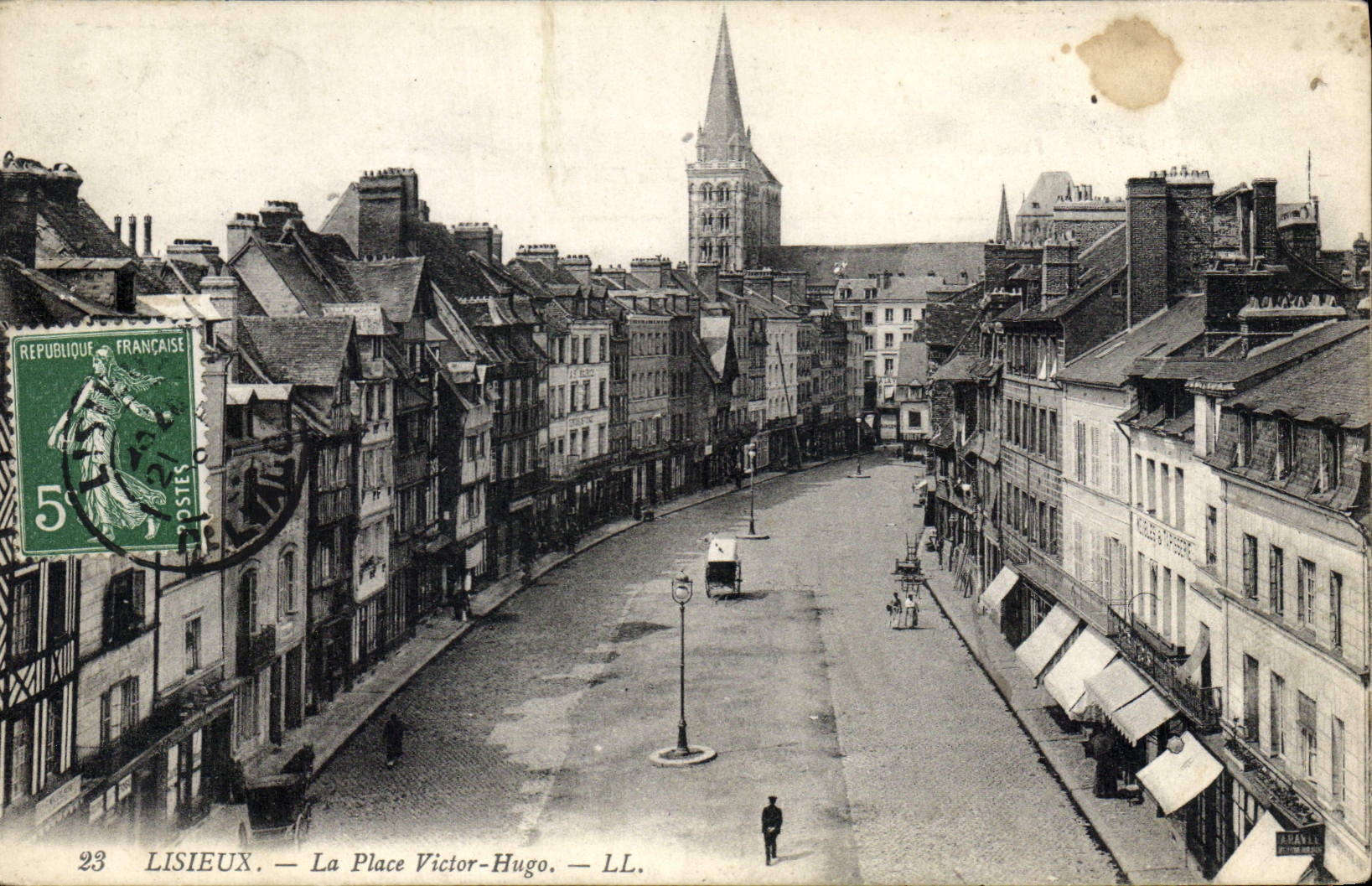 CPA Lisieux La Place Victor Hugo 
