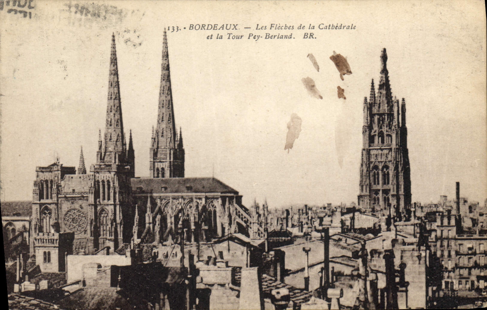 CPA Bordeaux Les Fleches de la Cathedrale et la Tour Pey Berland 