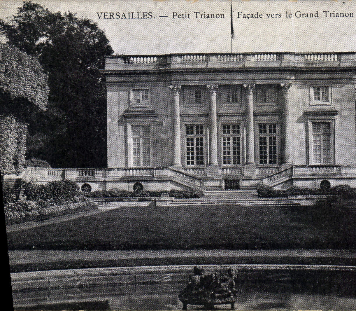 CPA Versailles Petit Trianon Facade vers le Grand Trianon 