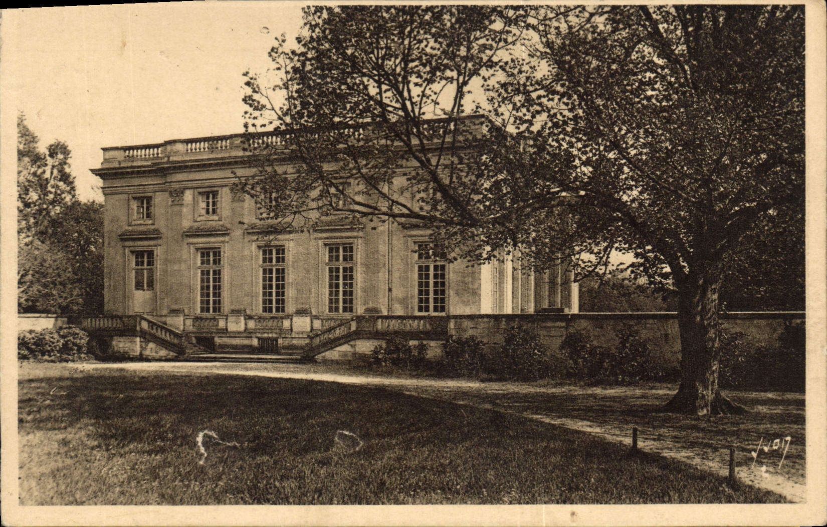 CPA Splendeurs et Charmes de Versailles Facade du Petit Trainon sur les Jardins