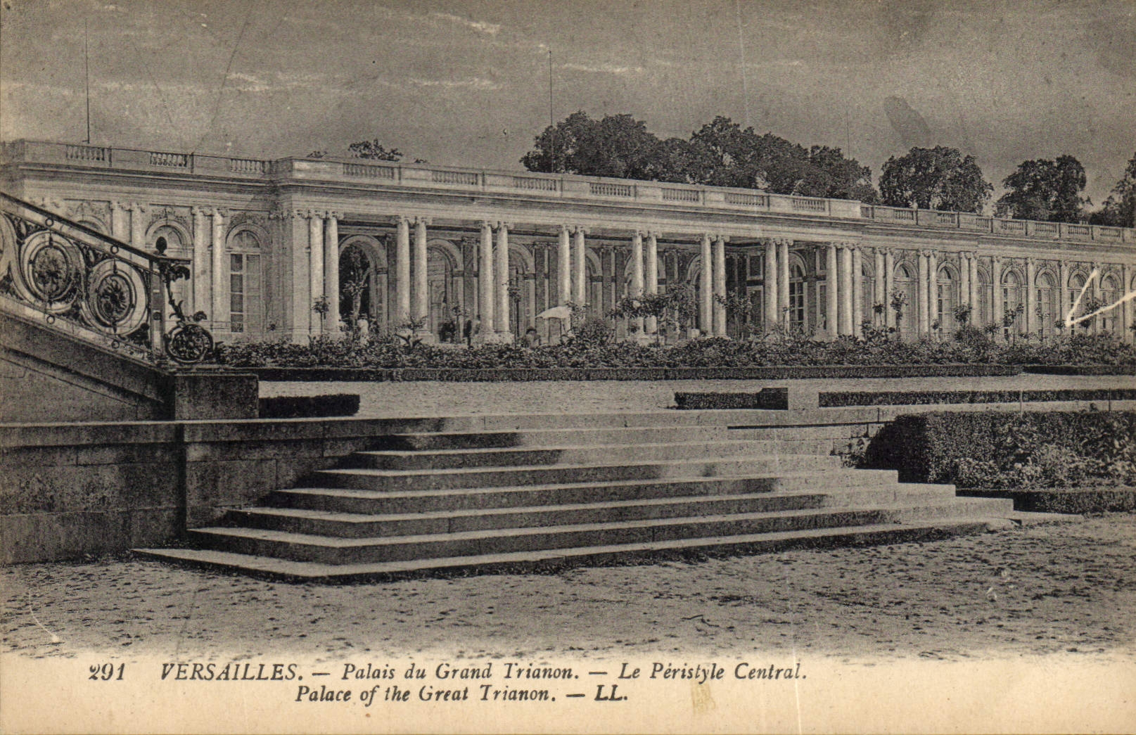 CPA Versailles Palais du Grand Trianon Le Peristyle Central