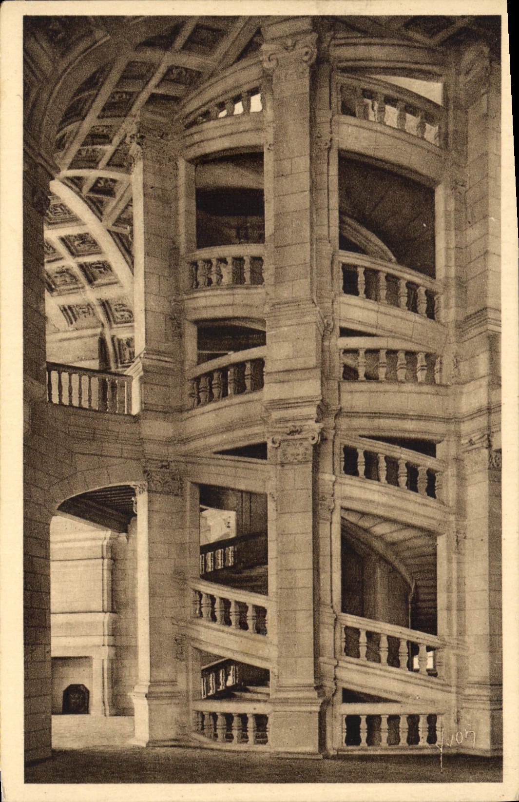 CPA La Douce France Les Chateaux de la Loire Chambord Le grand escalier d'honneur 