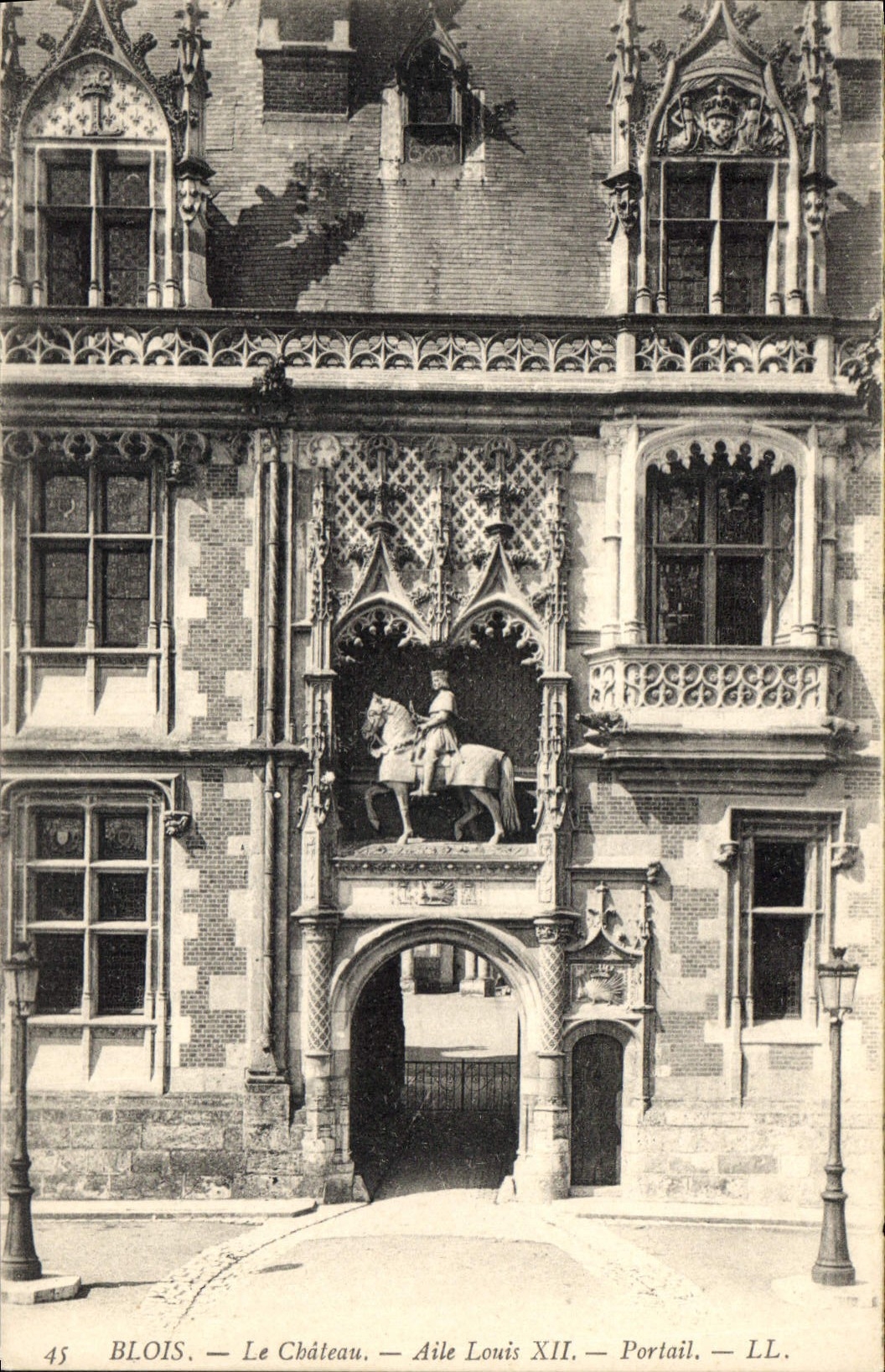 CPA Blois Le Chateau Aile Louis XII Portail