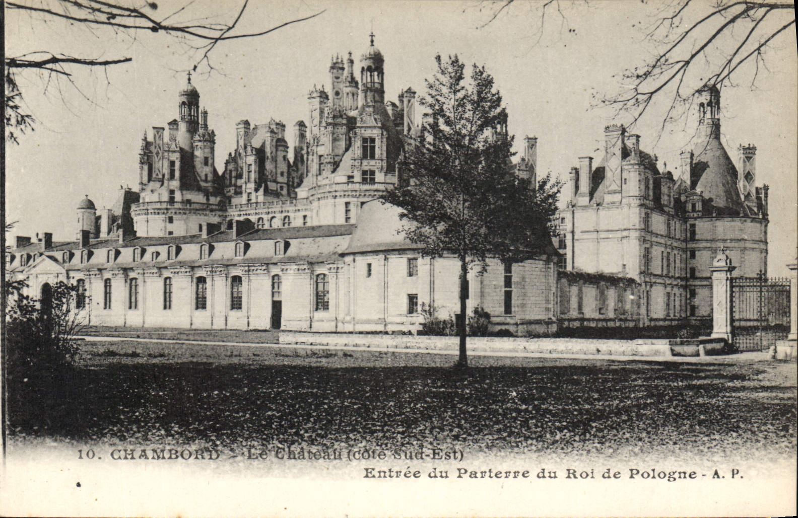 CPA Chambord Le Chateau cote sud est Entree du Parterre du Roi de Pologne 