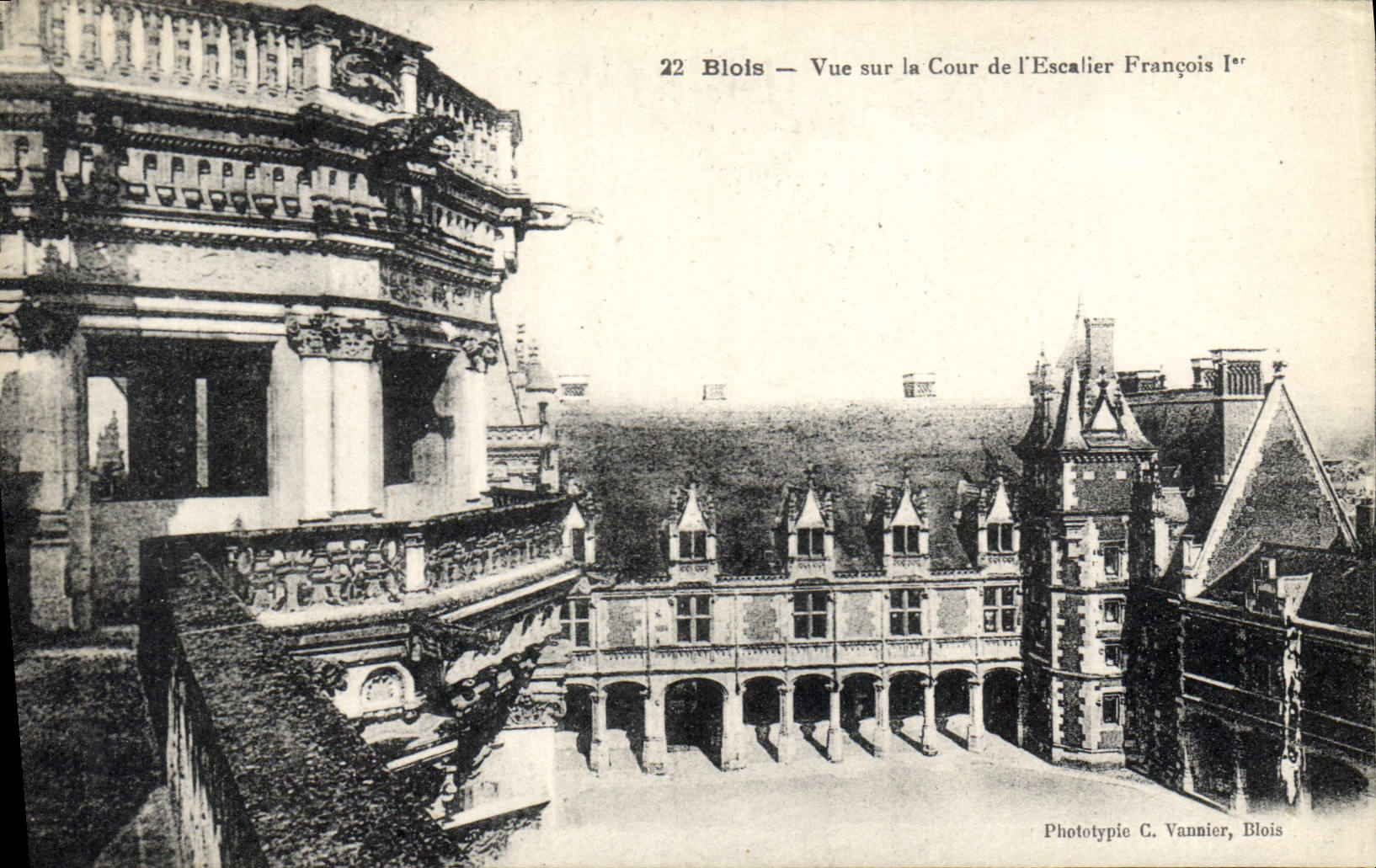 CPA Blois Vue sur la Cour de l'Escalier Francois Ier