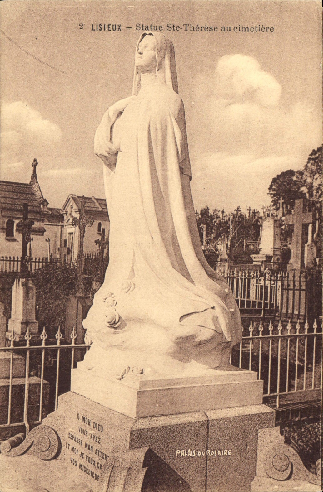 CPA Lisieux Statue Ste Therese au cimetiere 