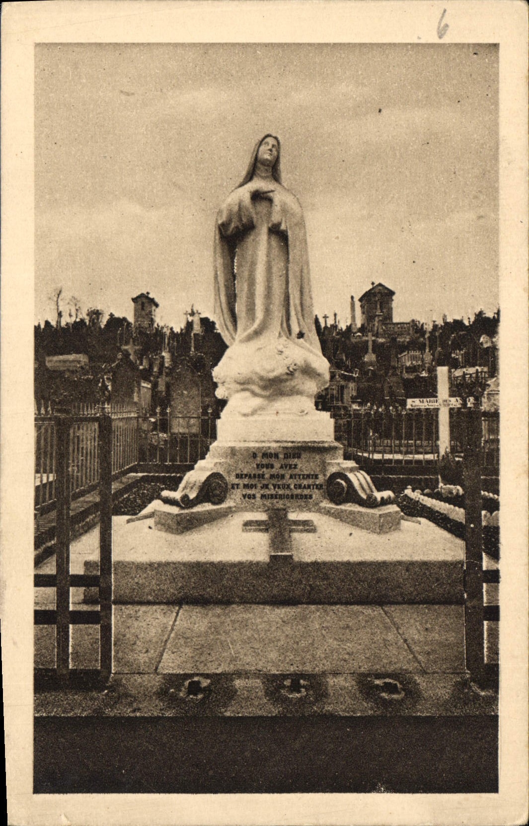 CPA Monument eleve au Cimetiere des Carmelites de Lisieux a l'emplacement de la derniere tombe de Sa