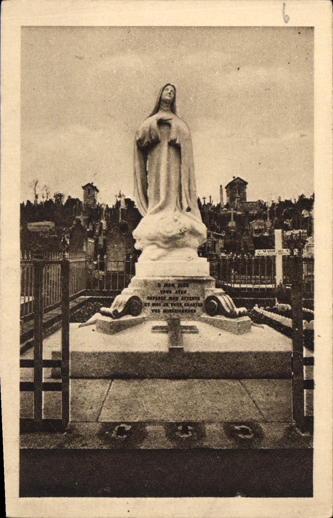 CPA Monument eleve au Cimetiere des Carmelites de Lisieux a l'emplacement de la derniere tombe de Sa