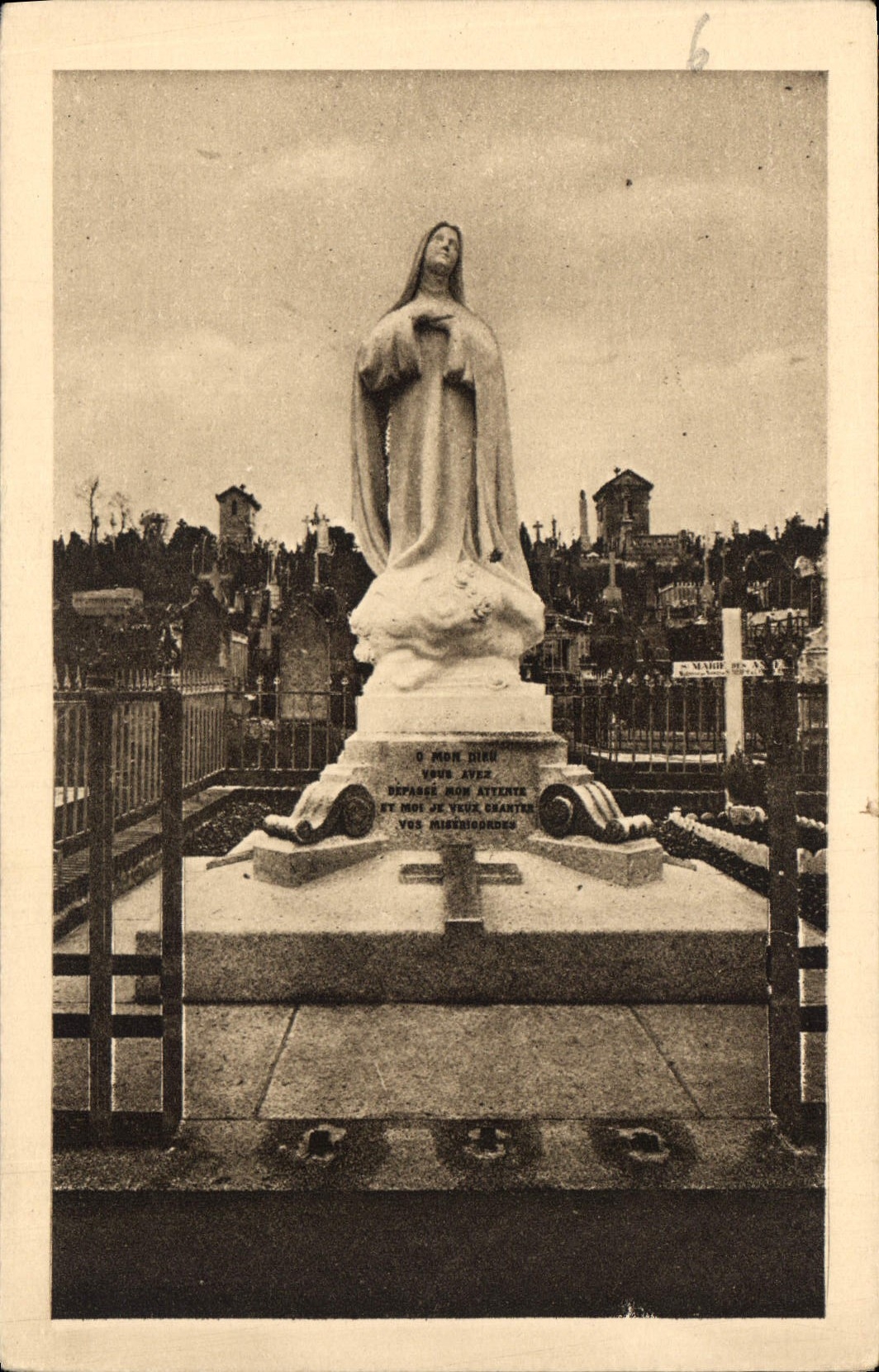 CPA Monument eleve au Cimetiere des Carmelites de Lisieux a l'emplacement de la derniere tombe de Sa