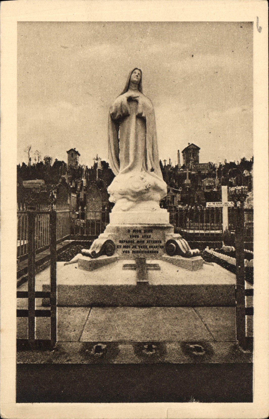 CPA Monument eleve au Cimetiere des Carmelites de Lisieux a l'emplacement de la derniere tombe de Sa