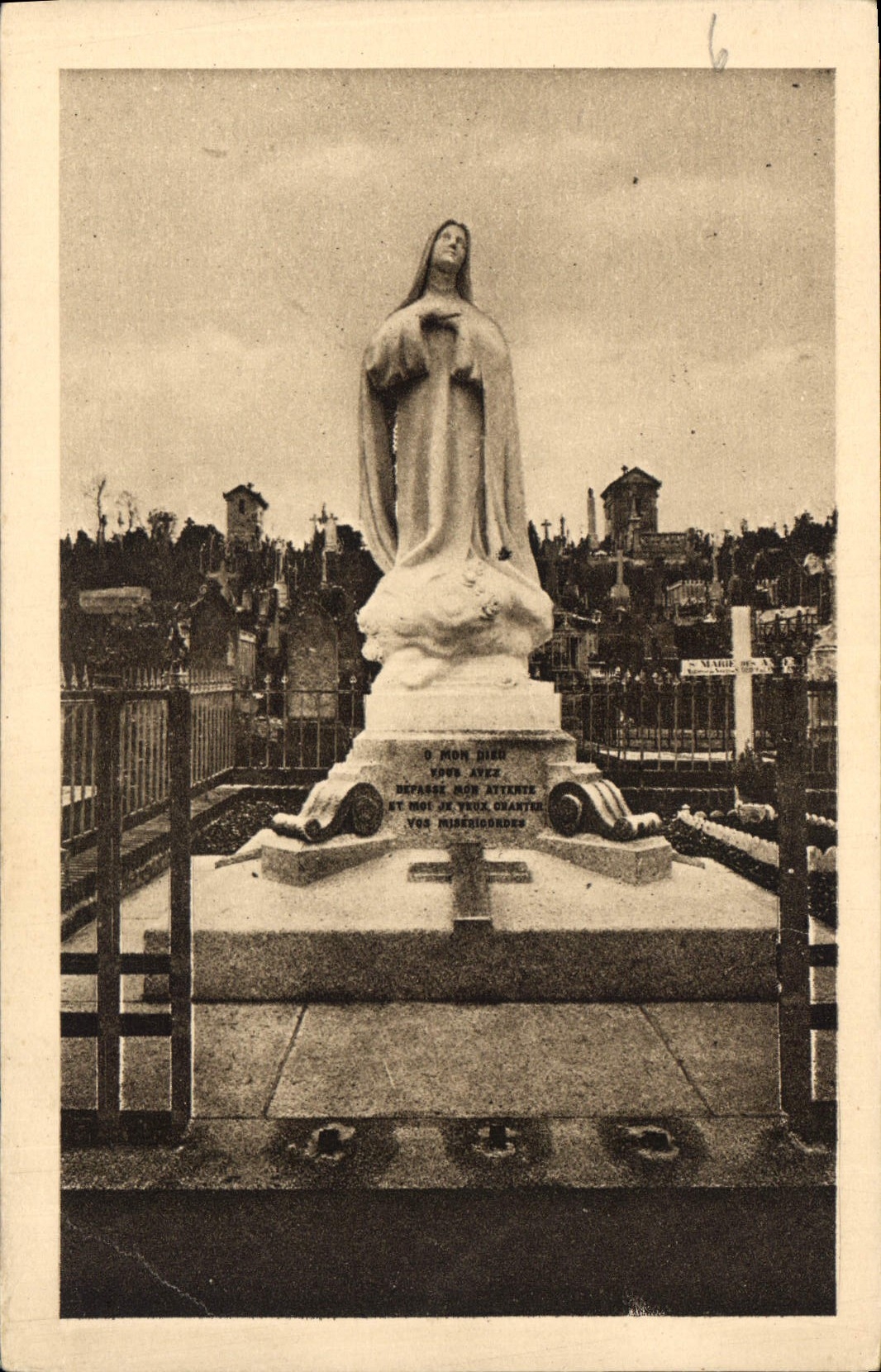 CPA Monument eleve au Cimetiere des Carmelites de Lisieux a l'emplacement de la derniere tombe de Sa