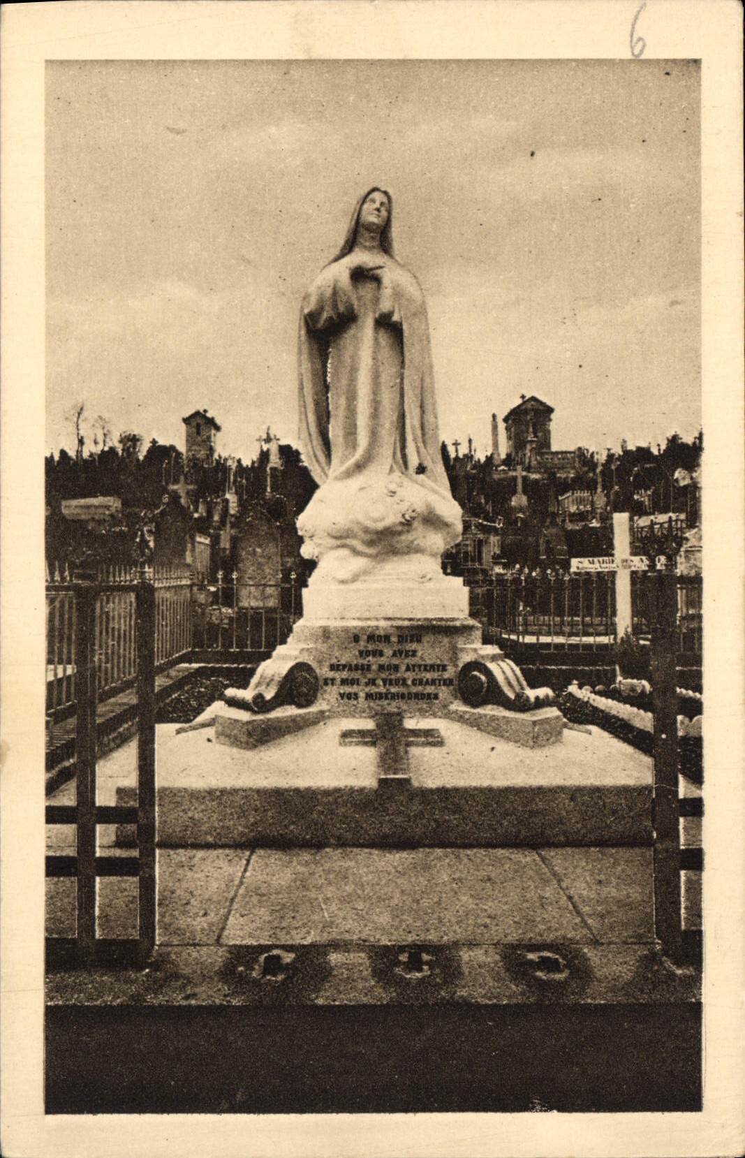 CPA Monument eleve au Cimetiere des Carmelites de Lisieux a l'emplacement de la derniere tombe de Sa