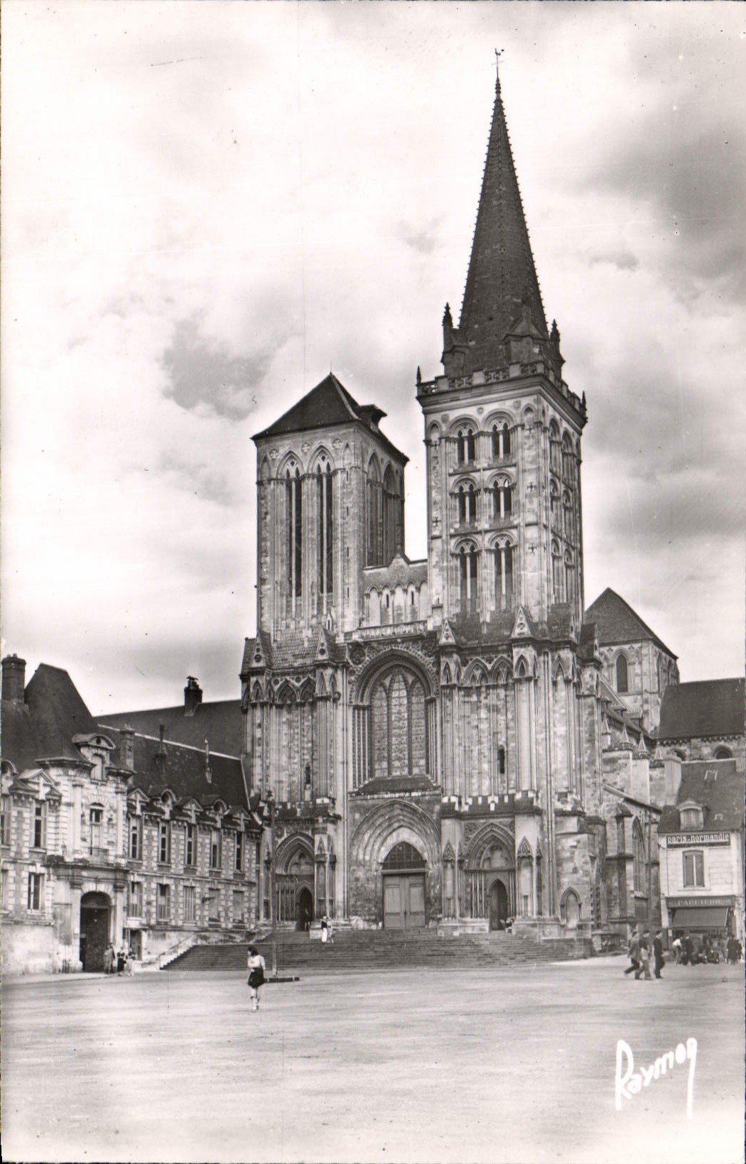 CPA Images de France Lisieux Calvados La Cathedrale 